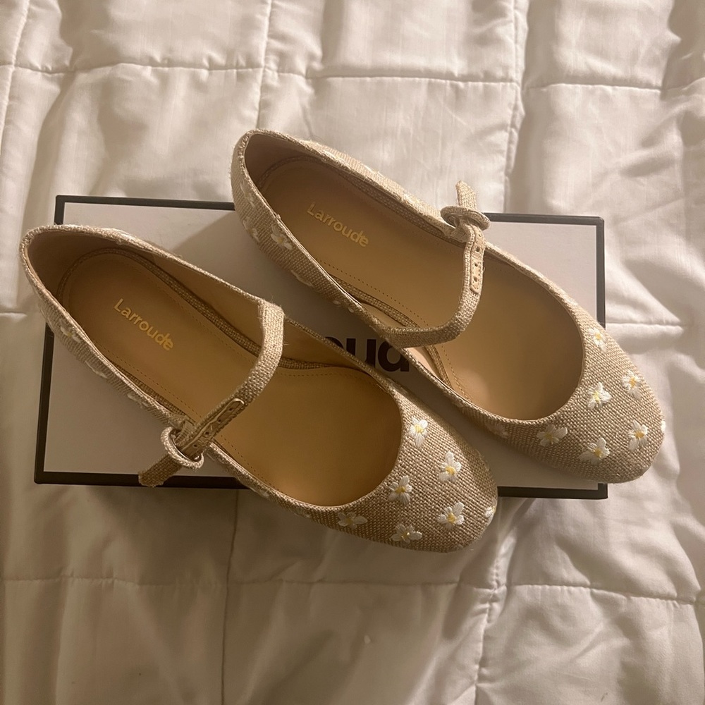 Floral Larroude flats, condition new. Linen raw material